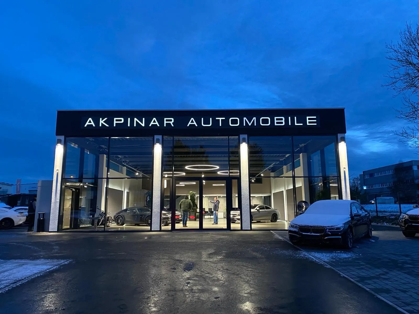 Akpinar Automobile – Bei Nacht