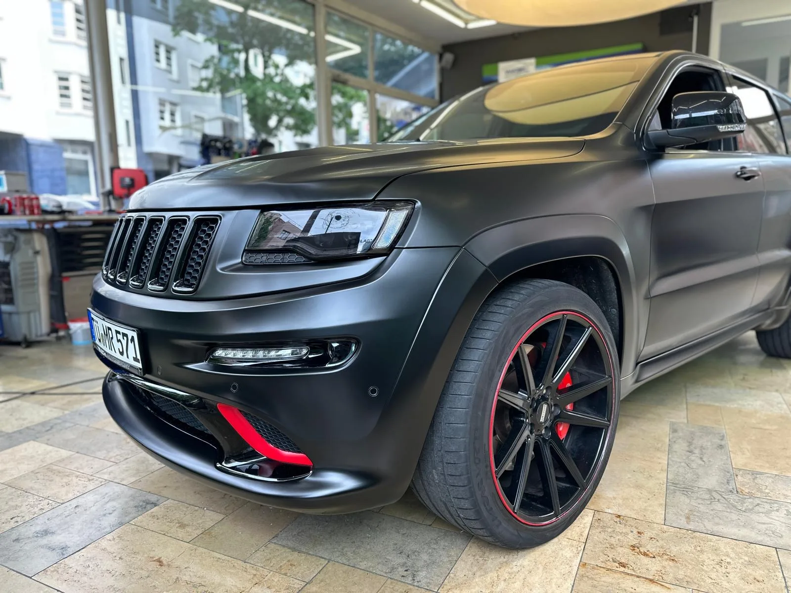 SUV – Vollfolierung Mattschwarz